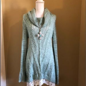 Pretty sweater with lace on the bottom💐